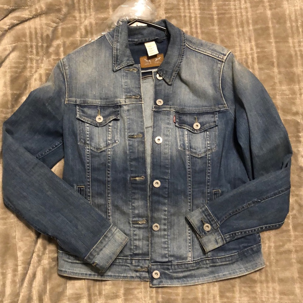 Levi’s Jean jacket size M gently used